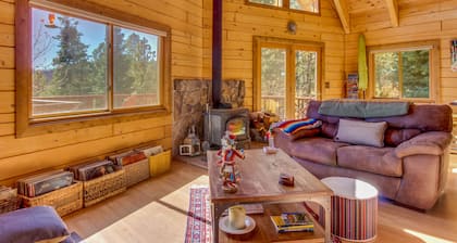 Unplugged dog-friendly getaway with tree-lined views