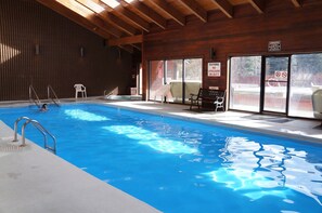 Een binnenzwembad, een verwarmd zwembad
