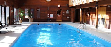 Una piscina cubierta, una piscina climatizada