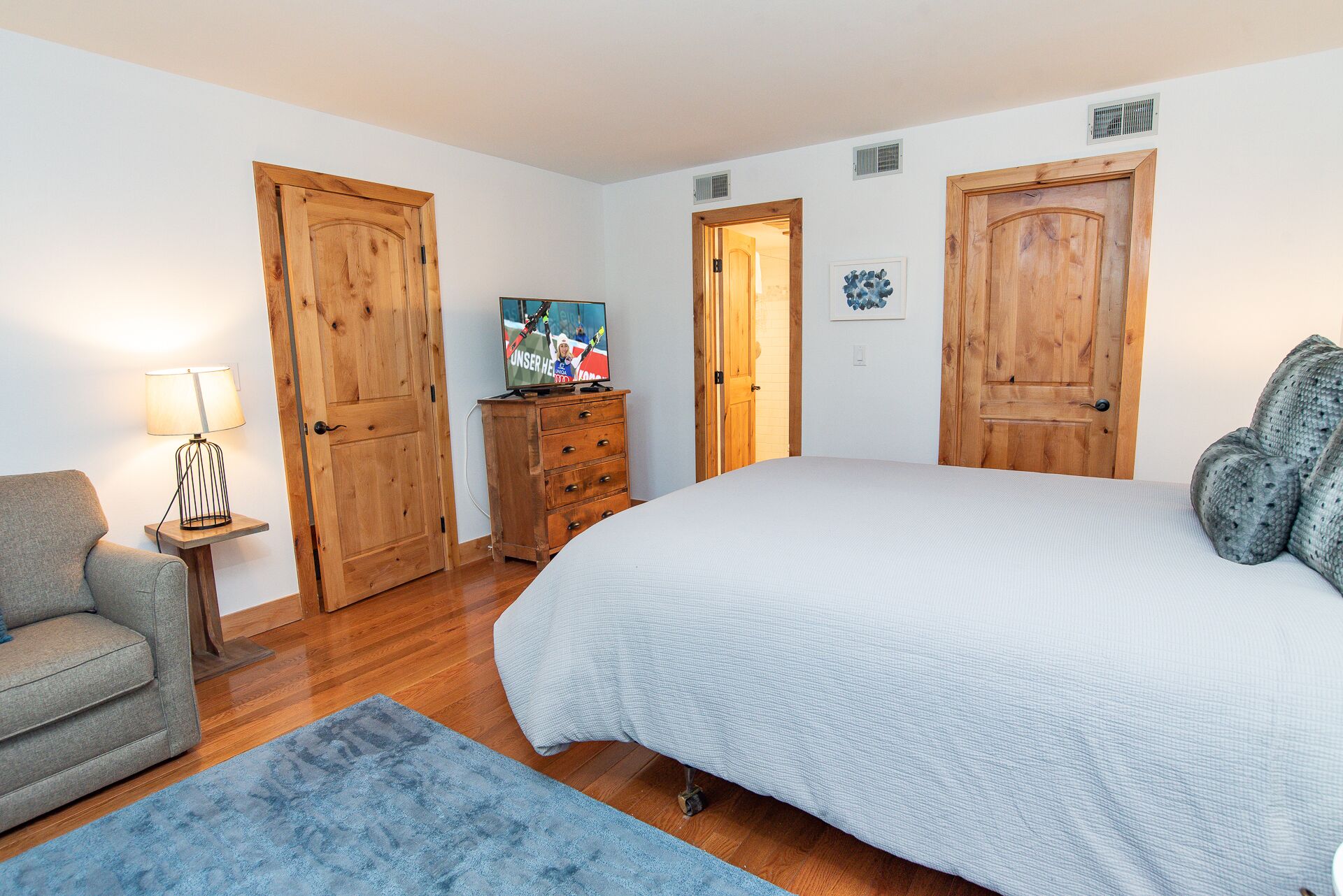 2 habitaciones, tabla de planchar con plancha, internet y ropa de cama 