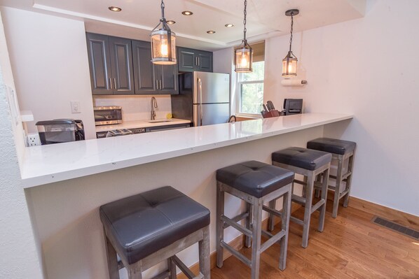 Fridge, microwave, stovetop, dishwasher