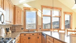 Private kitchen - Mt. Victoria Lodge Crestline Condo: Downtown, Nicely Appointed (Frisco)
