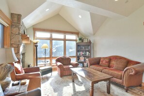 Fernseher, Kamin, DVD-Player, Bücher