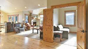 Living area - Mt. Victoria Lodge Crestline Condo: Downtown, Nicely Appointed (Frisco)