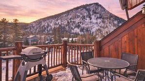 Outdoor dining - Mt. Victoria Lodge Crestline Condo: Downtown, Nicely Appointed (Frisco)