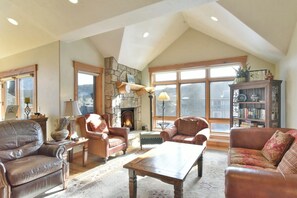 Fernseher, Kamin, DVD-Player, Bücher