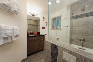 Ducha y bañera combinadas y artículos de higiene personal gratuitos