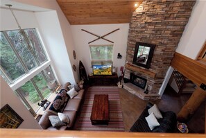 Una televisión, una chimenea, una mesa de tenis de mesa