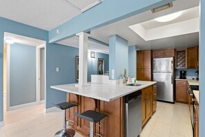 Réfrigérateur, four à micro-ondes, surface de cuisson, lave-vaisselle