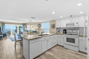 Kjøleskap, mikrobølgeovn, ovn og kokeplater