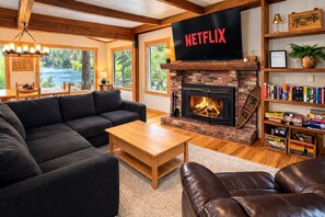 Fernseher, Kamin, DVD-Player, Bücher