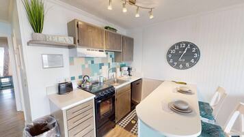 ثلاجة، ميكروويف، فرن، موقد طهي مسطح