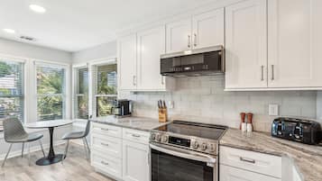 ثلاجة، ميكروويف، فرن، موقد طهي مسطح