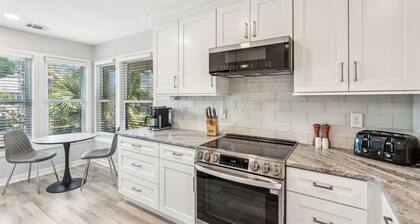 Tilava 3 makuuhuoneen 2 kylpyhuone kotiin lähellä rantaa, uima-allas, tenniskenttiä!