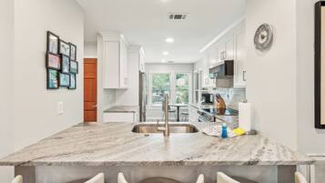 ثلاجة، ميكروويف، فرن، موقد طهي مسطح