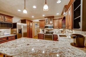 Kühlschrank, Mikrowelle, Herdplatte, Geschirrspüler