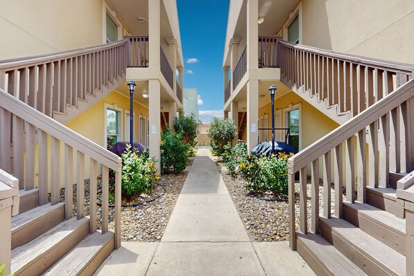 Property grounds - Upgraded condo w/ shared pool, only a 1/2 block from the beach (South Padre Island)