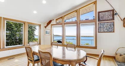 Dog-Friendly Bay View Home w/ Nautical Decor - Close to Beach