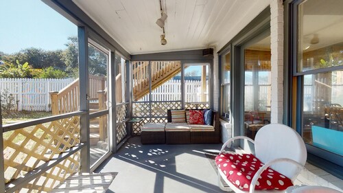Dog friendly beach home with fence,screened porch,sun deck,charcoal grill