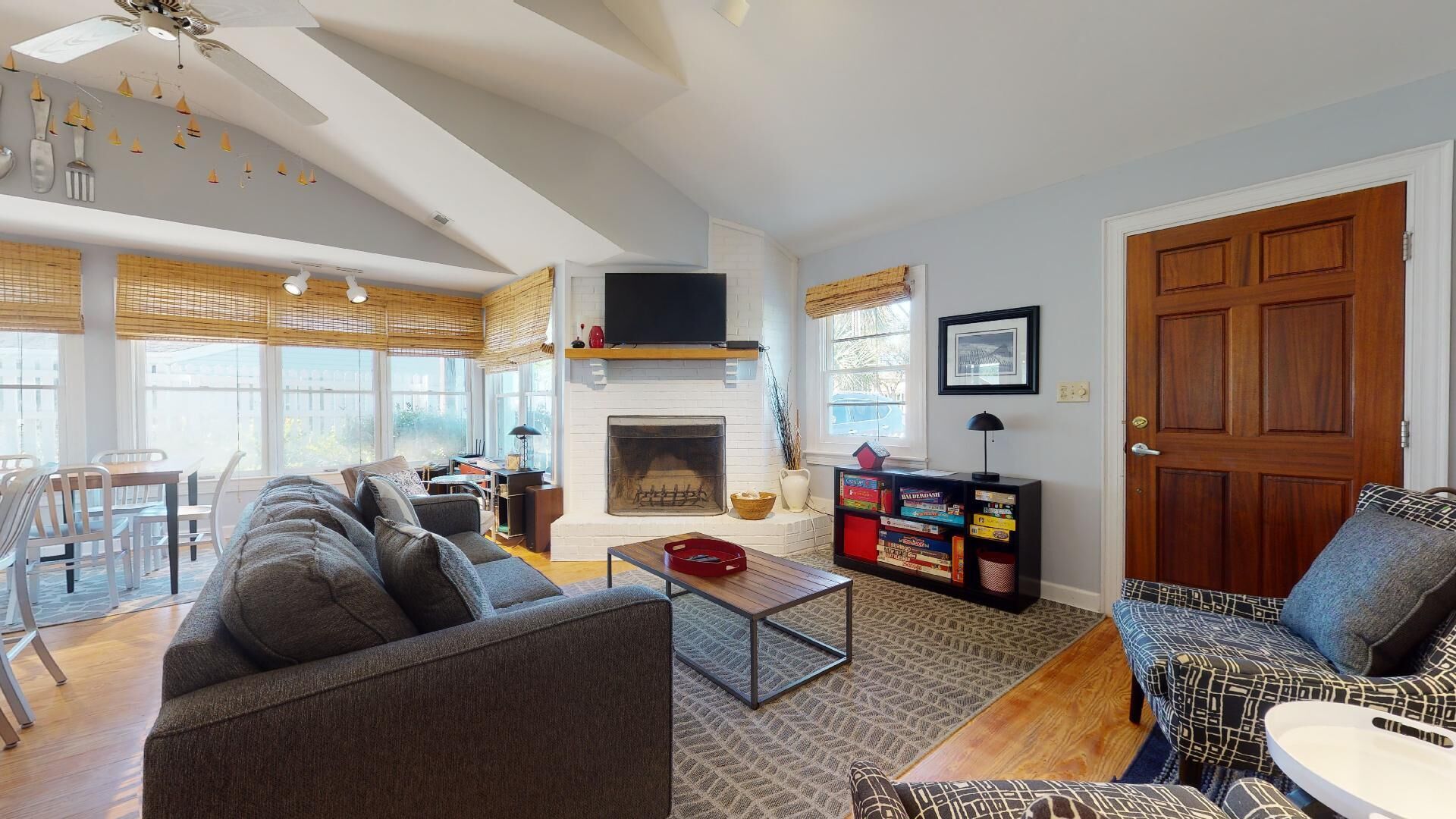 Televisie, een dvd-speler en een stereo