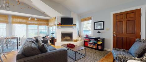 Televisie, een dvd-speler en een stereo