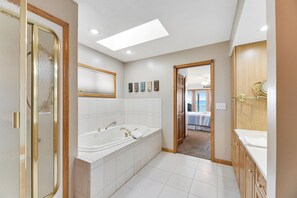 Combined shower/tub, jetted tub, towels