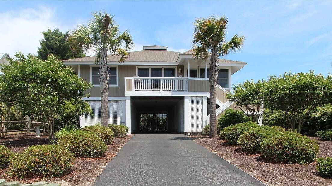 Beachside community- pool & tennis, walk to beach path, outdoor shower!