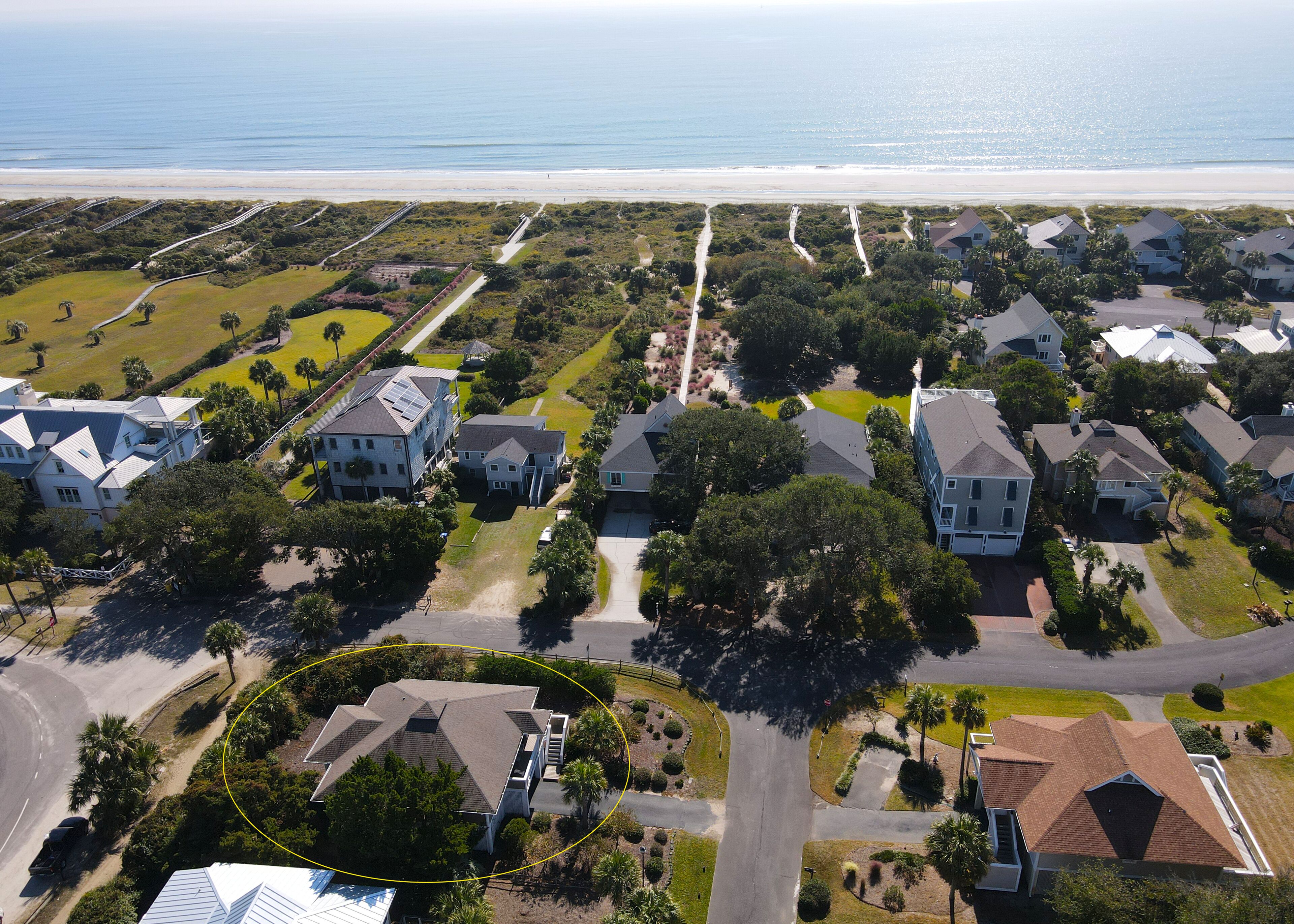 Vista aérea de una zona residencial con casas, calles y una playa.