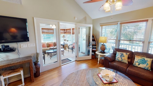 Beachside community- pool & tennis, walk to beach path, outdoor shower!