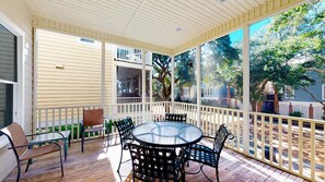 Outdoor dining - Beautifully decorated home in Wild Dunes with beach access and rooftop deck (Isle of Palms)