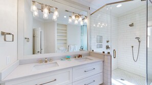 Shower, towels - Beautifully decorated home in Wild Dunes with beach access and rooftop deck (Isle of Palms)