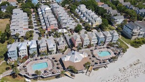 Un complexe hôtelier comprenant plusieurs bâtiments, une piscine et une plage.