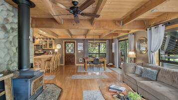 Smart TV, chimenea, reproductor de DVD, estéreo