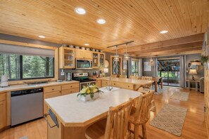 Fridge, microwave, oven, stovetop - Thyme Out/ HotTub, WIFI, Fenced Dog Space, Forest (Leavenworth)