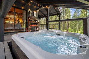 Outdoor spa tub - Thyme Out/ HotTub, WIFI, Fenced Dog Space, Forest (Leavenworth)
