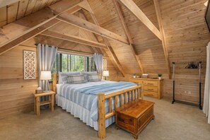 3 bedrooms, desk, iron/ironing board, travel crib - Thyme Out/ HotTub, WIFI, Fenced Dog Space, Forest (Leavenworth)
