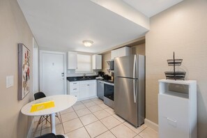 Fridge, microwave, oven, stovetop - Studio Efficiency Ground Floor - Surf Song #117 (Madeira Beach)
