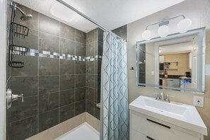 Shower, towels - Studio Efficiency Ground Floor - Surf Song #117 (Madeira Beach)