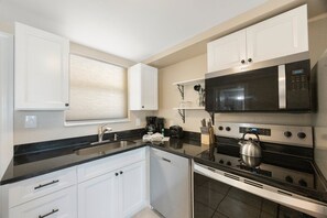 Fridge, microwave, oven, stovetop - Studio Efficiency Ground Floor - Surf Song #117 (Madeira Beach)