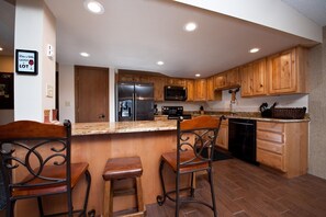 Oven, coffee/tea maker, cookware/dishes/utensils - Affordable Sitzmark townhome at Purgatory - Awesome views - walk to slopes (Durango)