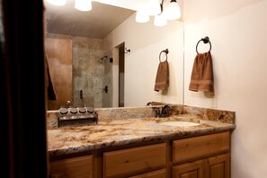 Combined shower/tub, hair dryer, towels