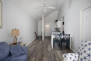 Smart TV - Shipyard 297-Condo in Truman Annex-2 bedroom 2 bath, close to Duval w/ pool (Key West)