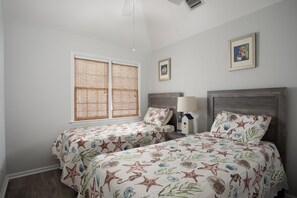 2 bedrooms, iron/ironing board, WiFi, bed sheets - Shipyard 297-Condo in Truman Annex-2 bedroom 2 bath, close to Duval w/ pool (Key West)