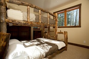 4 bedrooms, iron/ironing board, free WiFi, bed sheets
