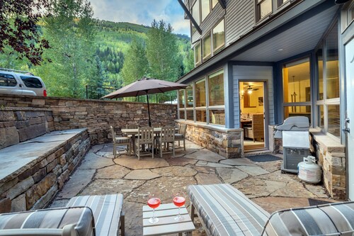 Large Comfortable Condo on 1 level, Spacious stone patio, 5 min to Skiing