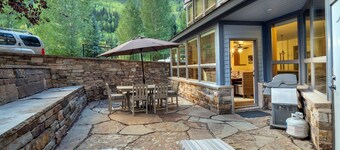 Large Comfortable Condo on 1 level, Spacious stone patio, 5 min to Skiing