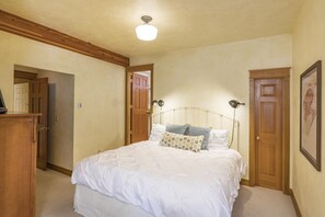 3 bedrooms, iron/ironing board, travel cot, free WiFi