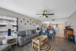Smart TV - Beachfront Complex - 2b 2b - Beach Place #301 (Madeira Beach)