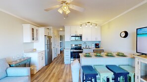 Kylskåp, mikrovågsugn, ugn och spishäll