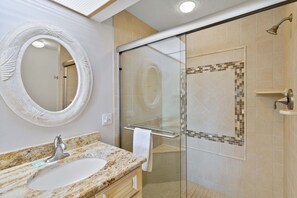 Combined shower/bathtub, towels - Luxury Direct Beachfront Views - Crimson #201 (Madeira Beach)